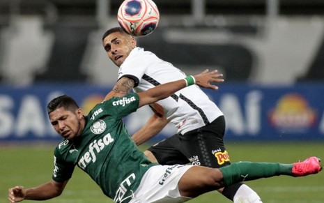 Jogadores do Palmeiras e do Corinthians disputam bola em clássico do Campeonato Paulista 2020