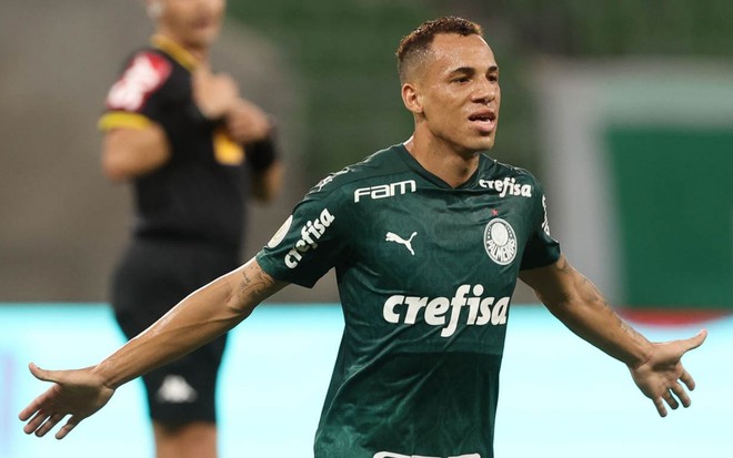 Breno Lopes corre para comemorar gol pelo Palmeiras no Campeonato Brasileiro