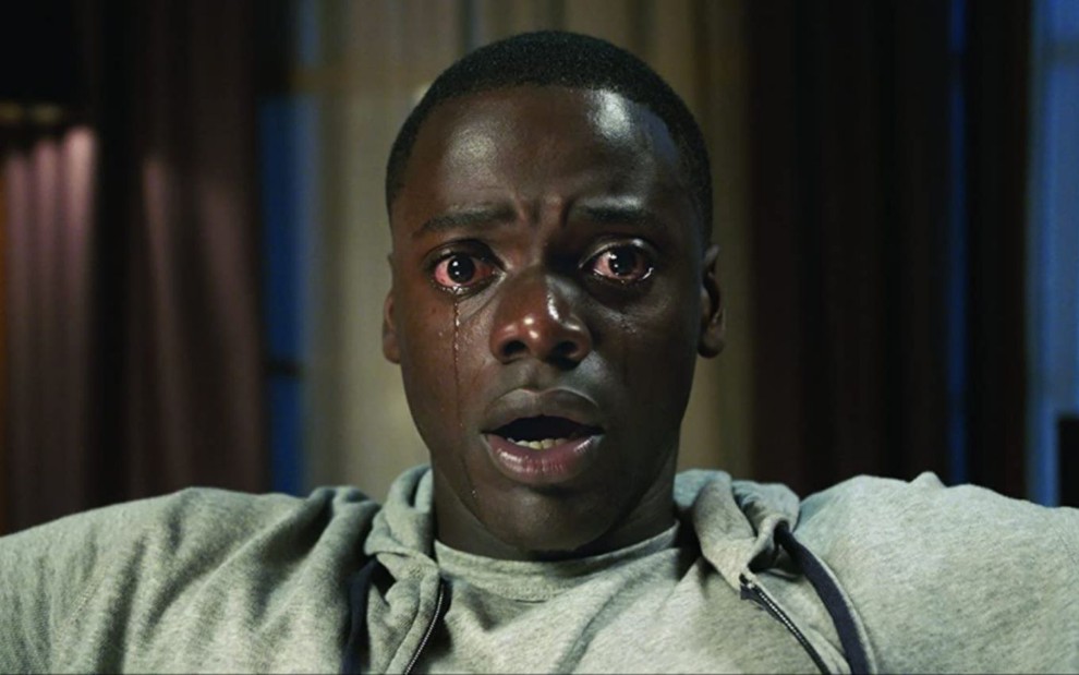 Daniel Kaluuya chora em cena do filme Corra! (2017)