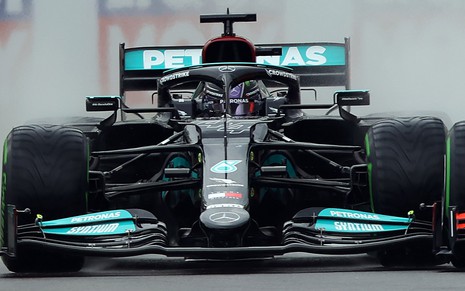 Fórmula 1: Lewis Hamilton dentro de seu carro preto da Mercedes com capacete e entre detalhes do carro
