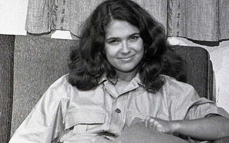 Sandra Annenberg em 1989 na novela Cortina de Fogo, sorri para foto em preto e branco