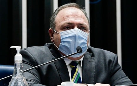 Eduardo Pazuello em depoimento no Senado Federal; ele está usando máscara
