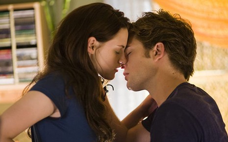 Kristen Stewart está prestes a beijar Robert Pattinson em cena do filme Crepúsculo (2008)