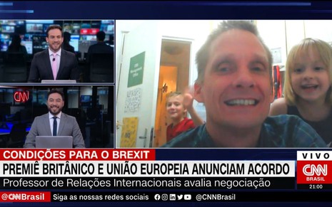 Imagem de Daniel Adjuto e Iuri Pitta rindo ao lado de entrevistado e duas crianças