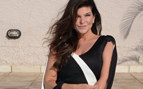 A atriz Cristiana Oliveira com vestido preto e cabelos longos em foto publicada em seu Instagram