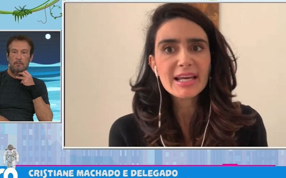 Cristiane Machado de roupa preta, cabelo solto, em vídeochamada com Emílio Surita, no estúdio do Pânico