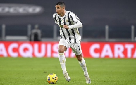 O jogador da Juventus, Cristiano Ronaldo, em lance no campo, vestido com o uniforme do time nas cores branco e preto