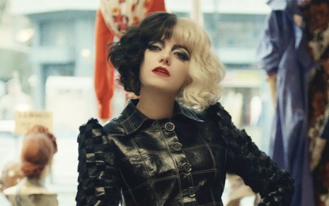 Cruella, interpretada por Emma Stone, no filme homônimo de 2021