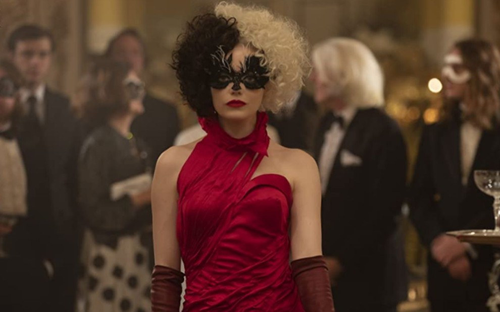 Emma Stone em cena do trailer de Cruella