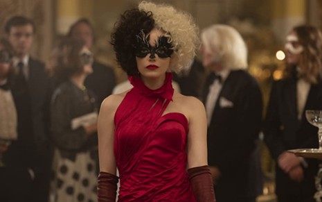 Emma Stone em cena do trailer de Cruella