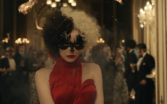 Emma Stone caracterizada como a vilã Cruella, novo filme da Disney