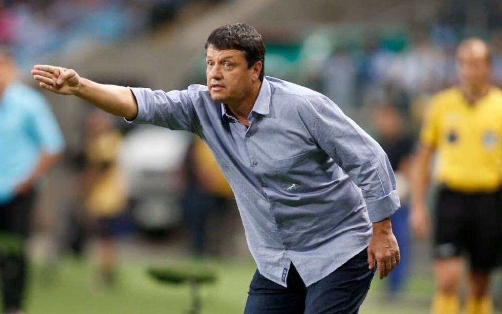 Adilson Batista, técnico do Cruzeiro, orienta a sua equipe em jogo do Campeonato Brasileiro