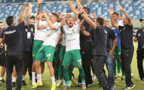 Jogadores do Cuiabá festejam acesso à Série A em estádio