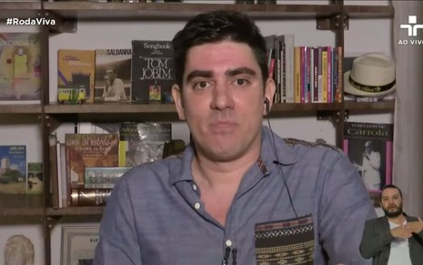 O humorista Marcelo Adnet olha sério em entrevista ao Roda Viva, da TV Cultura, por videochamada em agosto deste ano