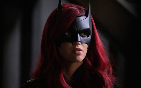 Com a máscara que cobre parte de seu rosto e a peruca vermelha, Ruby Rose surge sem expressão em cena de Batwoman