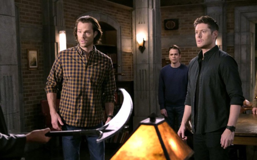 Os atores Jared Padalecki, Alexander Calvert, Jensen Ackles e Misha Collins na 15ª temporada de Supernatural