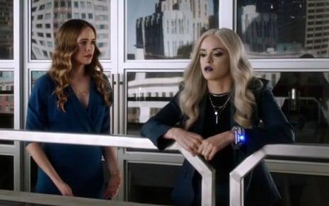 Danielle Panabaker aparece em dose dupla de The Flash: na esquerda, ela está preocupada como Caitlin Snow; à direita, séria com a maquiagem e a peruca de Nevasca