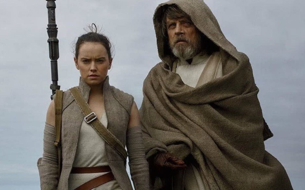 Rey (Daisy Ridley) e Luke Skywalker (Mark Hamill) usam roupas acinzentadas em cena do filme Star Wars - Os Últimos Jedi (2017)