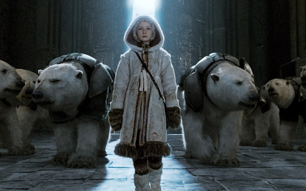 Com roupas de frio, Lyra Belacqua (Dakota Blue Richards) está cercada por ursos polares em cena de A Bússola de Ouro (2007)
