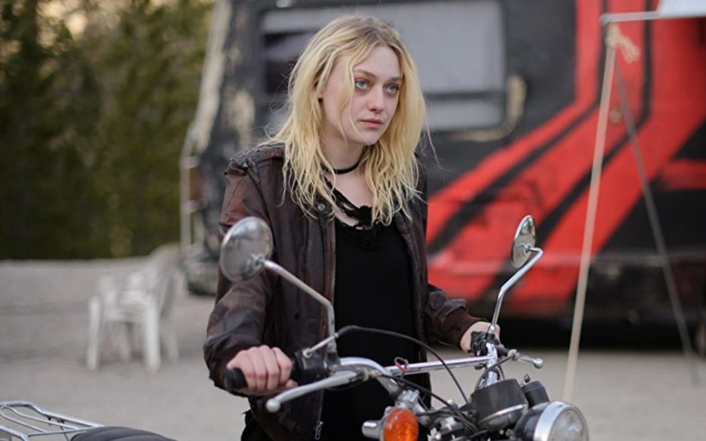 Dakota Fanning conduz uma moto em cena do filme Viena and the Fantomes (2020)