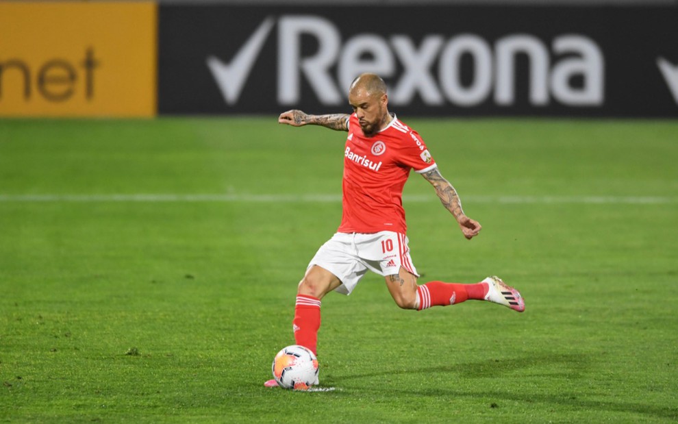 O jogador do Internacional,  D'Alessandro, em lance com a bola no pé vestindo o uniforme do time