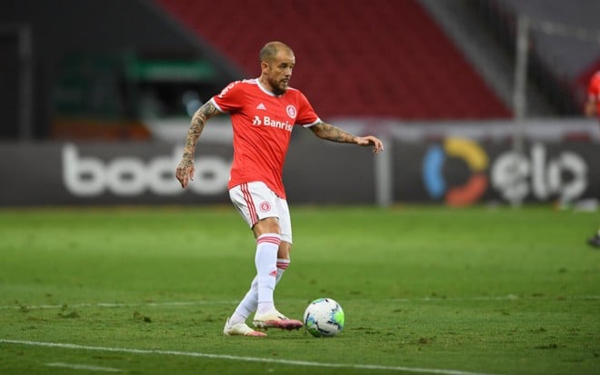 O jogador do Internacional,  D'Alessandro, em lance no campo com as bola no pé, vestindo o uniforme do time