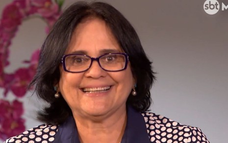 Ministra Damares Alves sorridente em entrevista para o SBT Mulher, atração do SBT no Facebook 