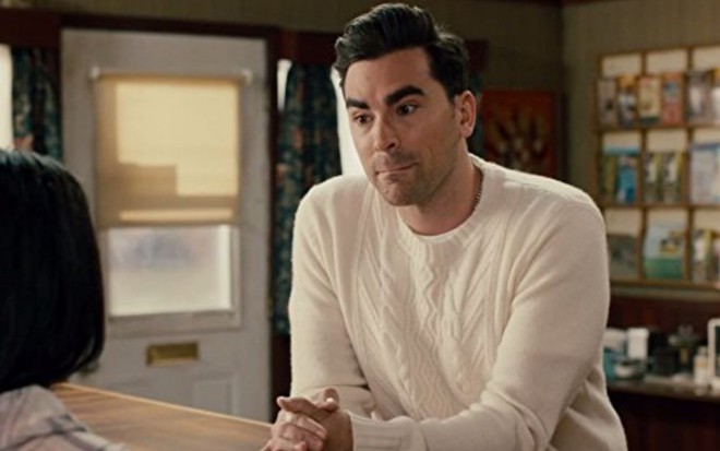 Dan Levy conversa em cena de Schitt's Creek (2015-2020)