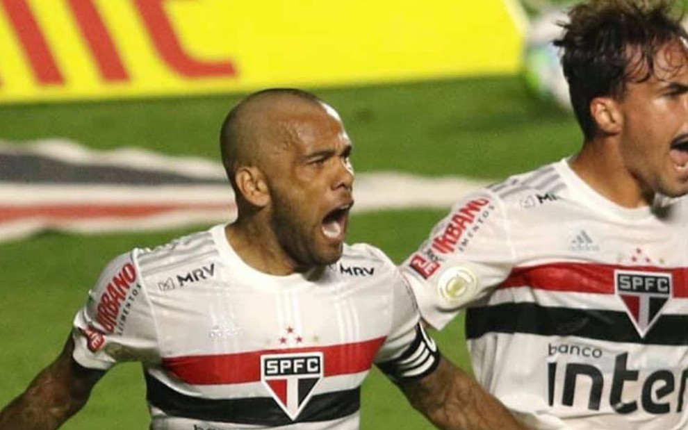 Imagem de Daniel Alves e Igor Gomes durante jogo do São Paulo contra o Fortaleza