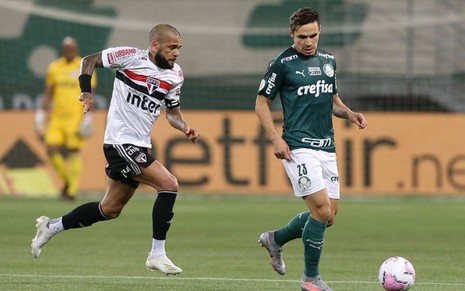 Daniel Alves e Raphael Veiga em disputa de bola no clássico entre Palmeiras e São Paulo no 1º turno do Brasileirão