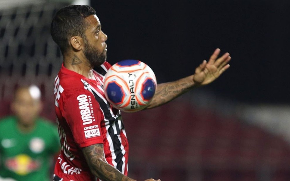 Imagem de Daniel Alves dominando a bola no peito durante jogo contra o Bragantino