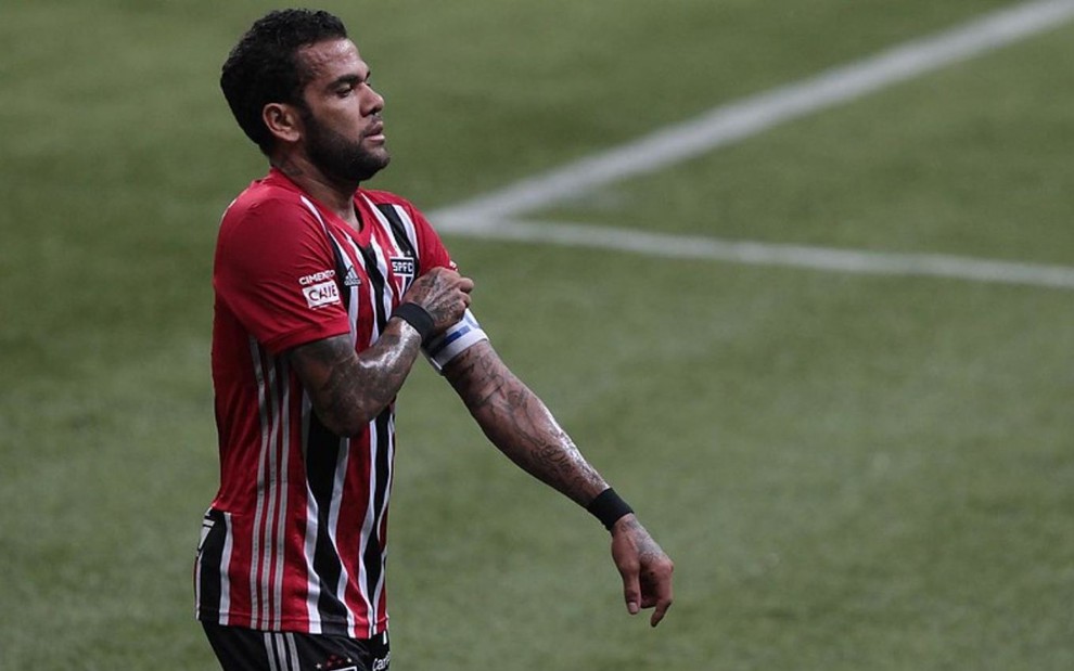Daniel Alves em ação pelo São Paulo arrumando a braçadeira de capitão