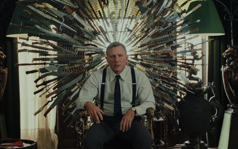 Daniel Craig sentado em cena de Entre Facas e Segredos