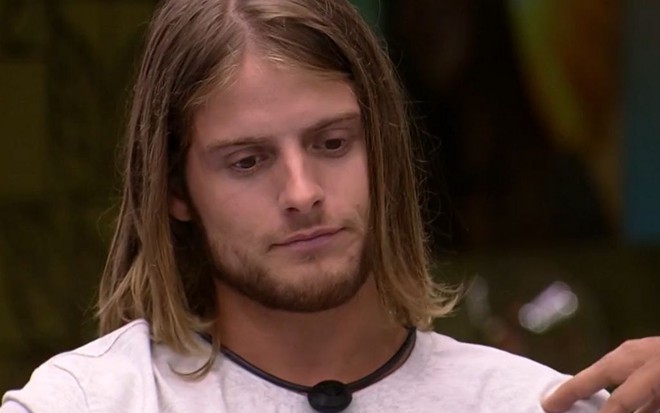 Daniel Lenhardt na cozinha durante conversa no BBB20 
