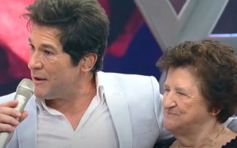 Daniel abraçado com a mãe, dona Maria Aparecida Camilo, no palco do extinto Programa da Sabrina, da Record