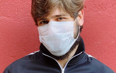 O ator Daniel Rocha com máscara no rosto, em foto publicada em seu perfil no Instagram em 15 de março