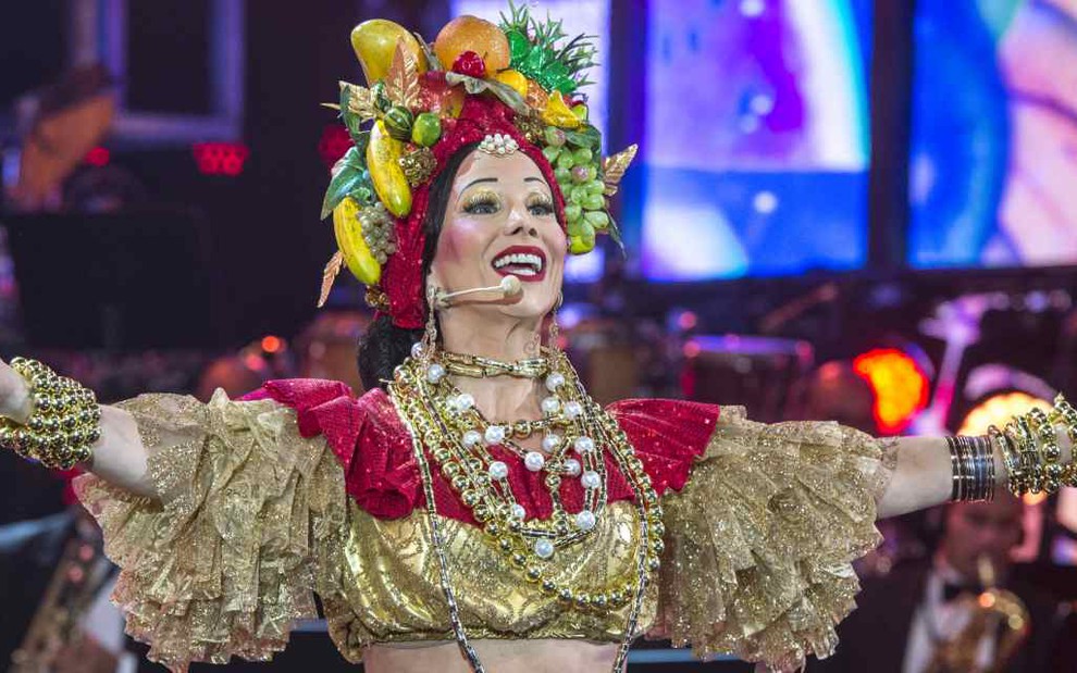 Danielle Winits vestida de Carmen Miranda no Show dos Famosos, no Domingão do Faustão