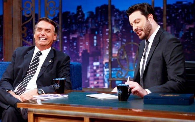 Jair Bolsonaro sorri enquanto conversa com Danilo Gentili no programa The Noite, do SBT