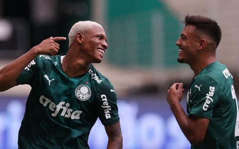 Danilo e Gabriel Menino comemoram gol pelo Palmeiras contra a Ferroviária
