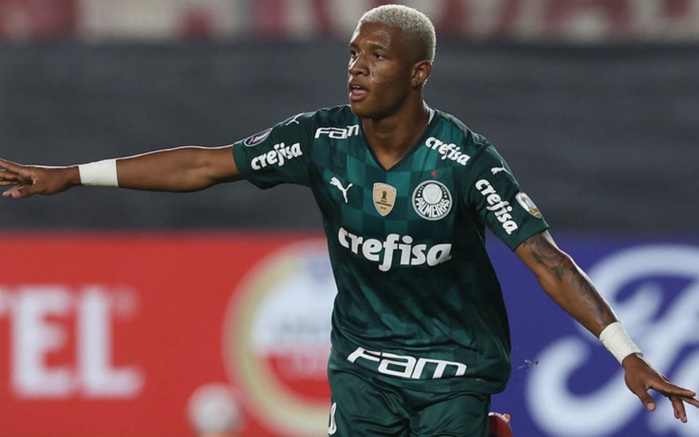 Meio-campista Danilo comemora gol pelo Palmeiras com os braços abertos