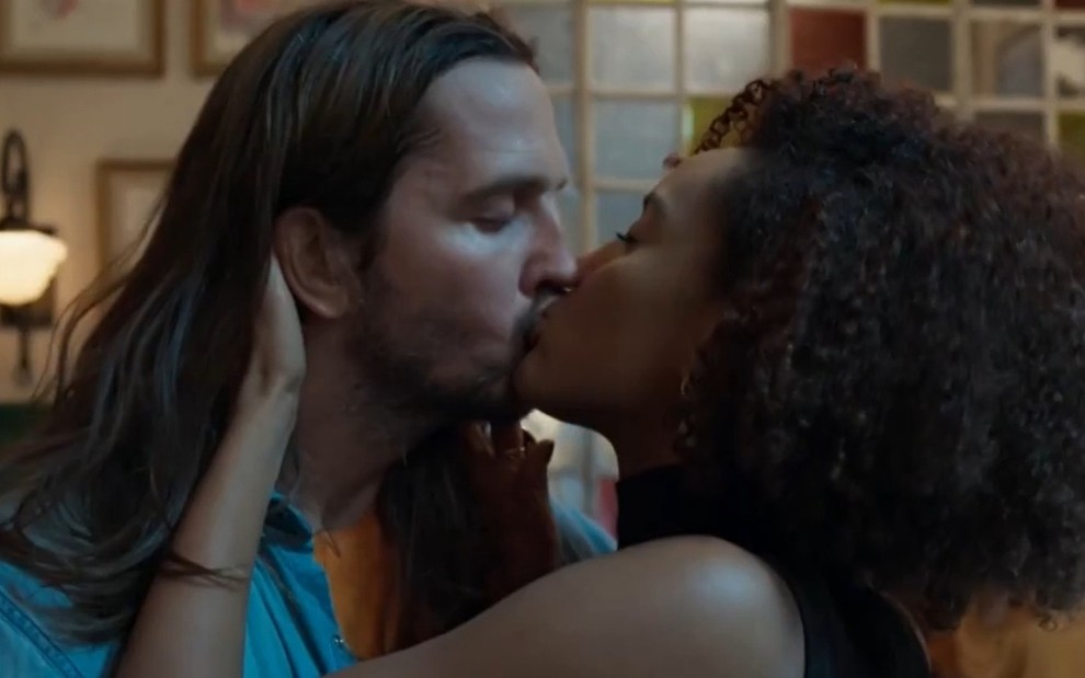 Davi (Vladimir Brichta) beija Vitória (Taís Araujo) em cena de Amor de Mãe, novela das nove da Globo