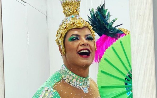 David Brazil fantasiado como vedete, pouco antes de entrar na Marquês de Sapucaí