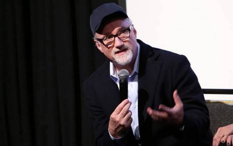 David Fincher fala ao microfone em evento para promover a série Mindhunter, da Netflix