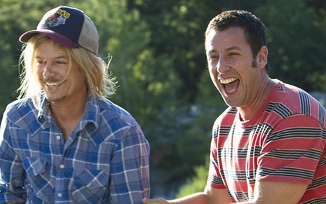 Os atores David Spade e Adam Sandler dando risadas em cena do filme Gente Grande 2