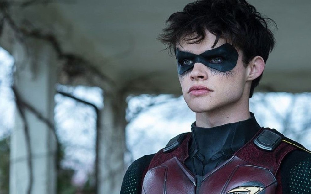 O ator Curran Walters caracterizado como o Robin da série Titans