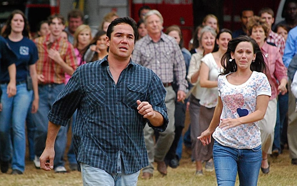 Com expressões de desespero, Randy Simpkins (Dean Cain) e Christal (Lori Beth Edgeman) correm em frente a uma multidão de pessoas