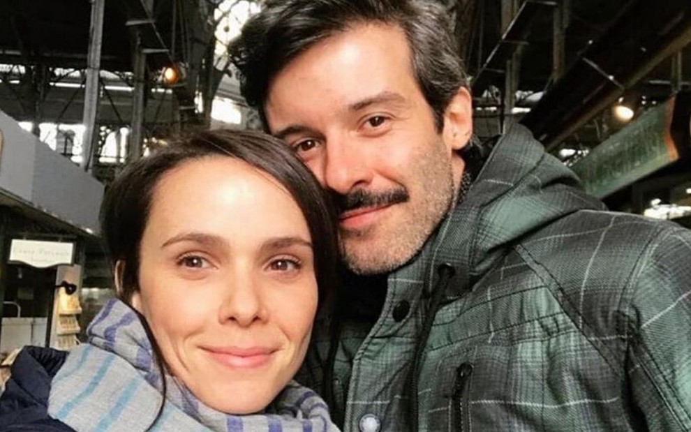 A atriz Débora Falabella abraçada ao namorado Gustavo Vaz, em foto publicada na manhã desta quinta-feira (5), no Instagram