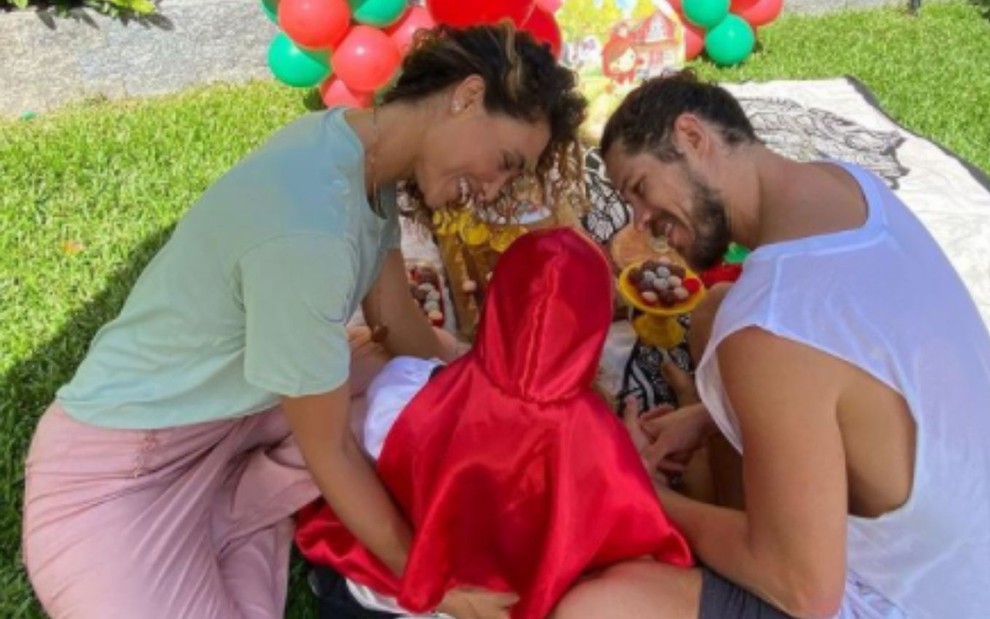 Débora Nascimento e José Loreto sorriem ao lado da filha, Bella, em aniversário