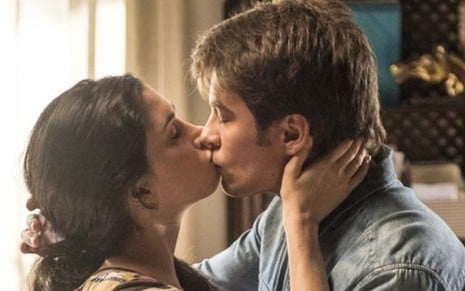 Débora (Olivia Torres) e Charles (Raphael Sander) se beijam em cena de Totalmente Demais