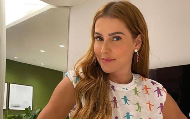 Deborah Secco posa para foto com a camisa do projeto Criança Esperança